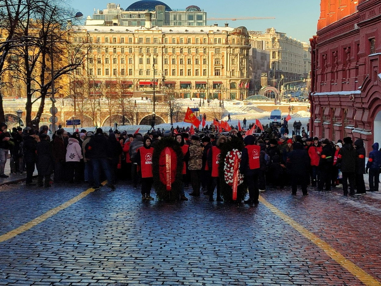 Juventude do Partido Comunista russo entra na Praça Vermelha rumo ao Mausoléu do Lenin para prestar homenagens, 21 de janeiro de 2024, Moscou, Rússia.