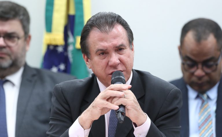 Ministro Luiz Marinho fala ao microfone